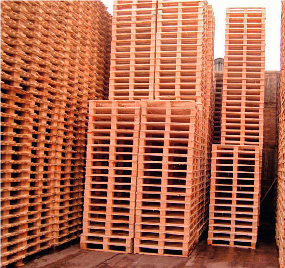 Tarimas recicladas de rifle apiladas